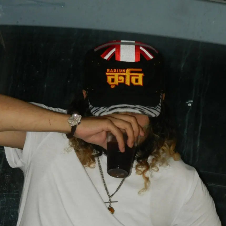Man in a white T-shirt wearing the Rabiun Black & Zebra double brim painter's hat